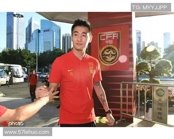 足球明星小腿肌肉纹身的魅力与个性展现解析