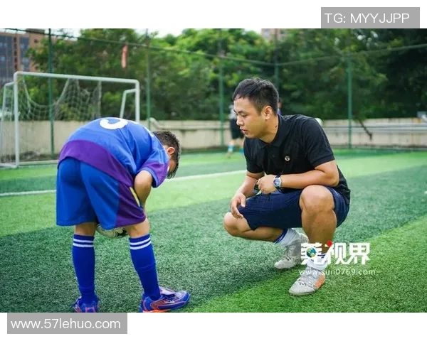 阳光下的足球明星展现青春活力与梦想追逐的完美瞬间